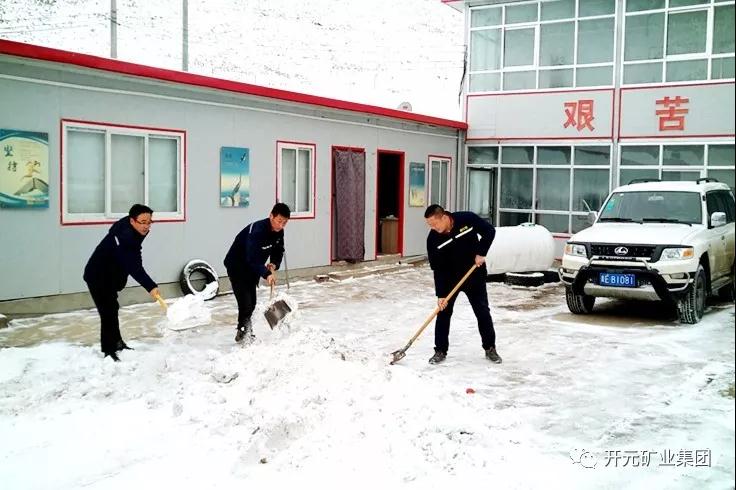 人間四月芳菲盡，山中春雪還復(fù)來(lái)